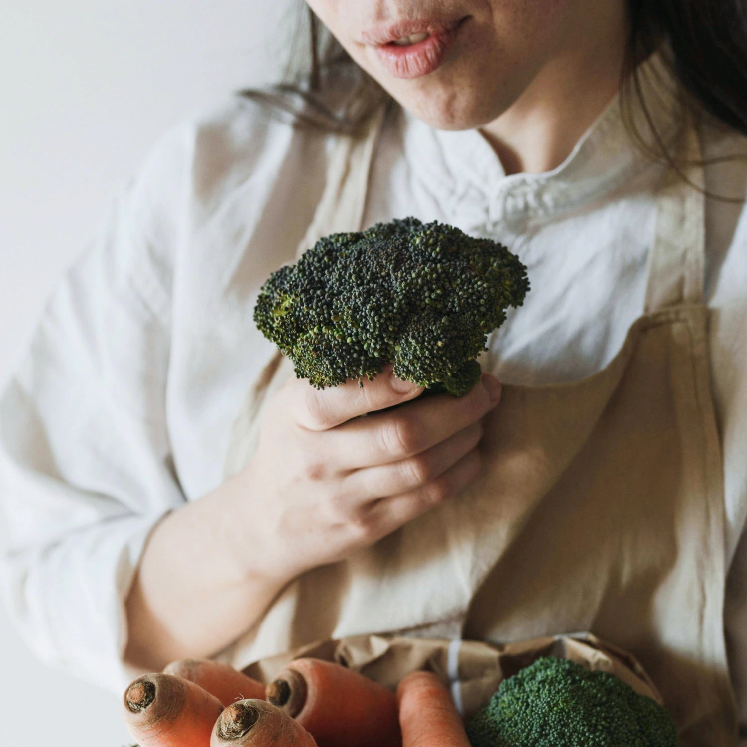 Vegane Ernährung: Frau mit Gemüse